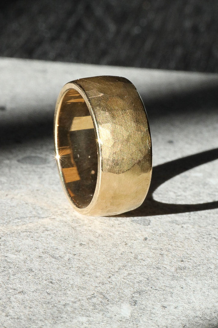 18ct yellow gold men's classic wedding ring - 10mm hammered finish
