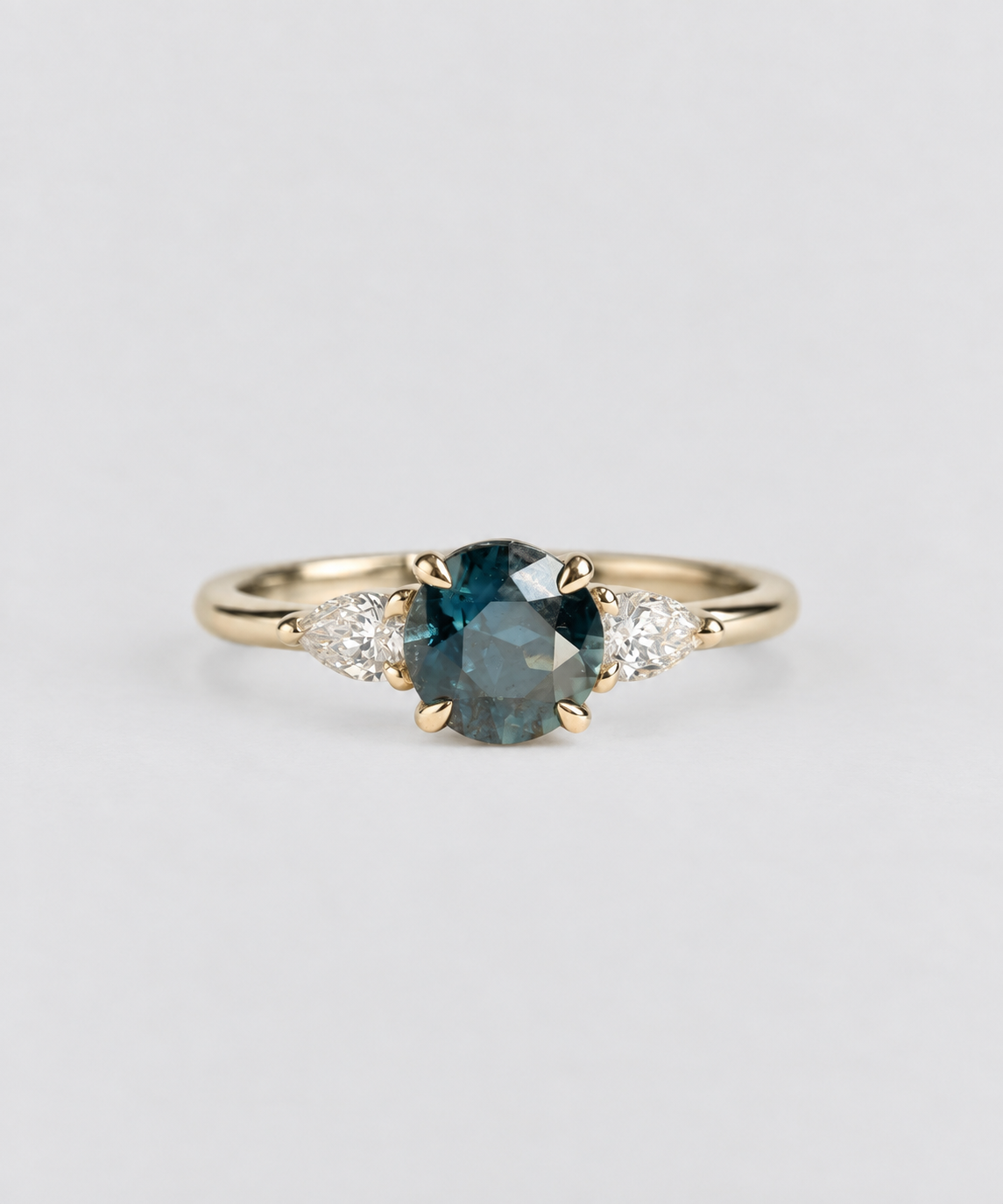 Belle - Round brilliant cut sapphire 18ct yellow gold