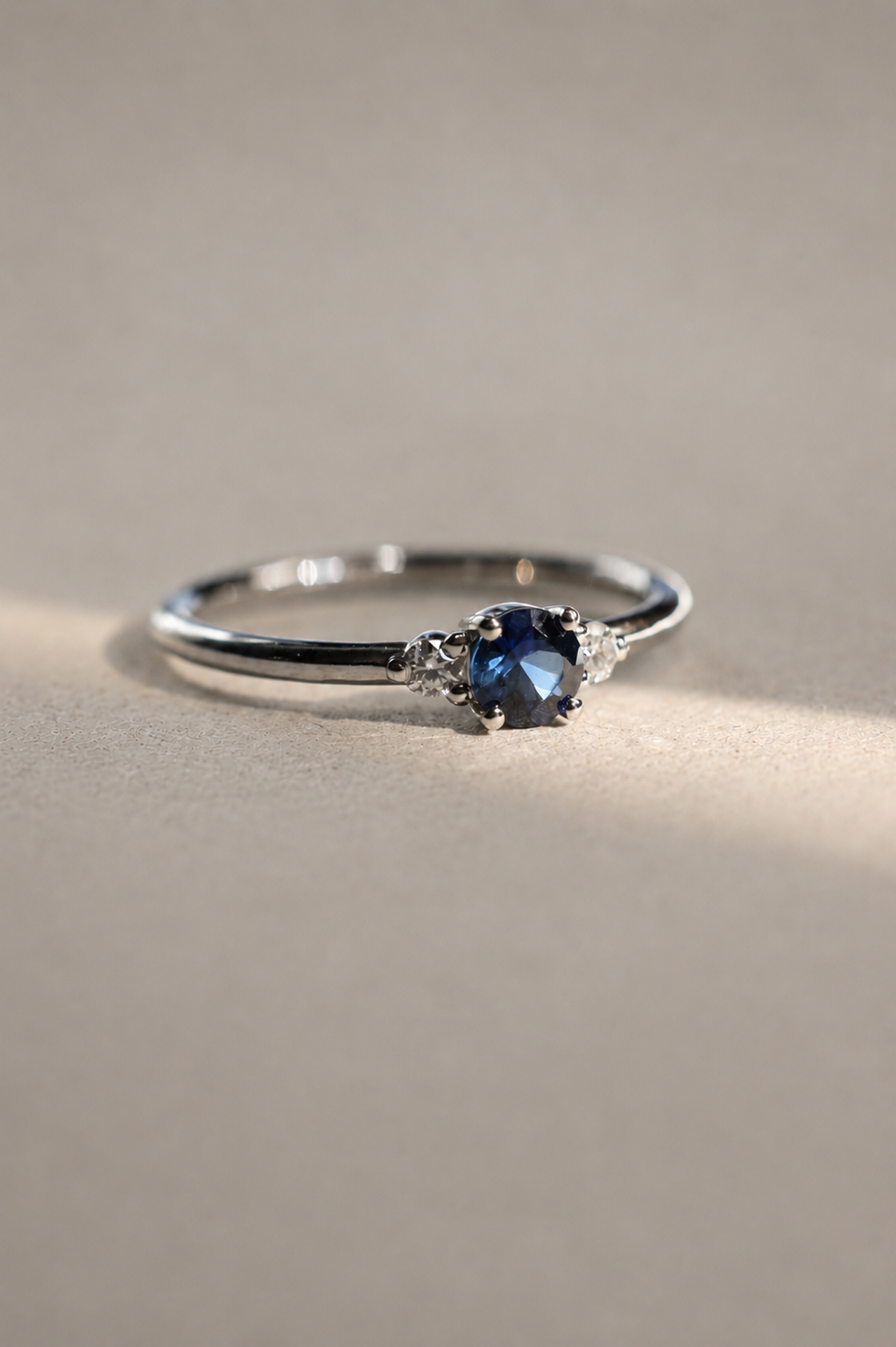 Belle - Round brilliant cut sapphire platinum