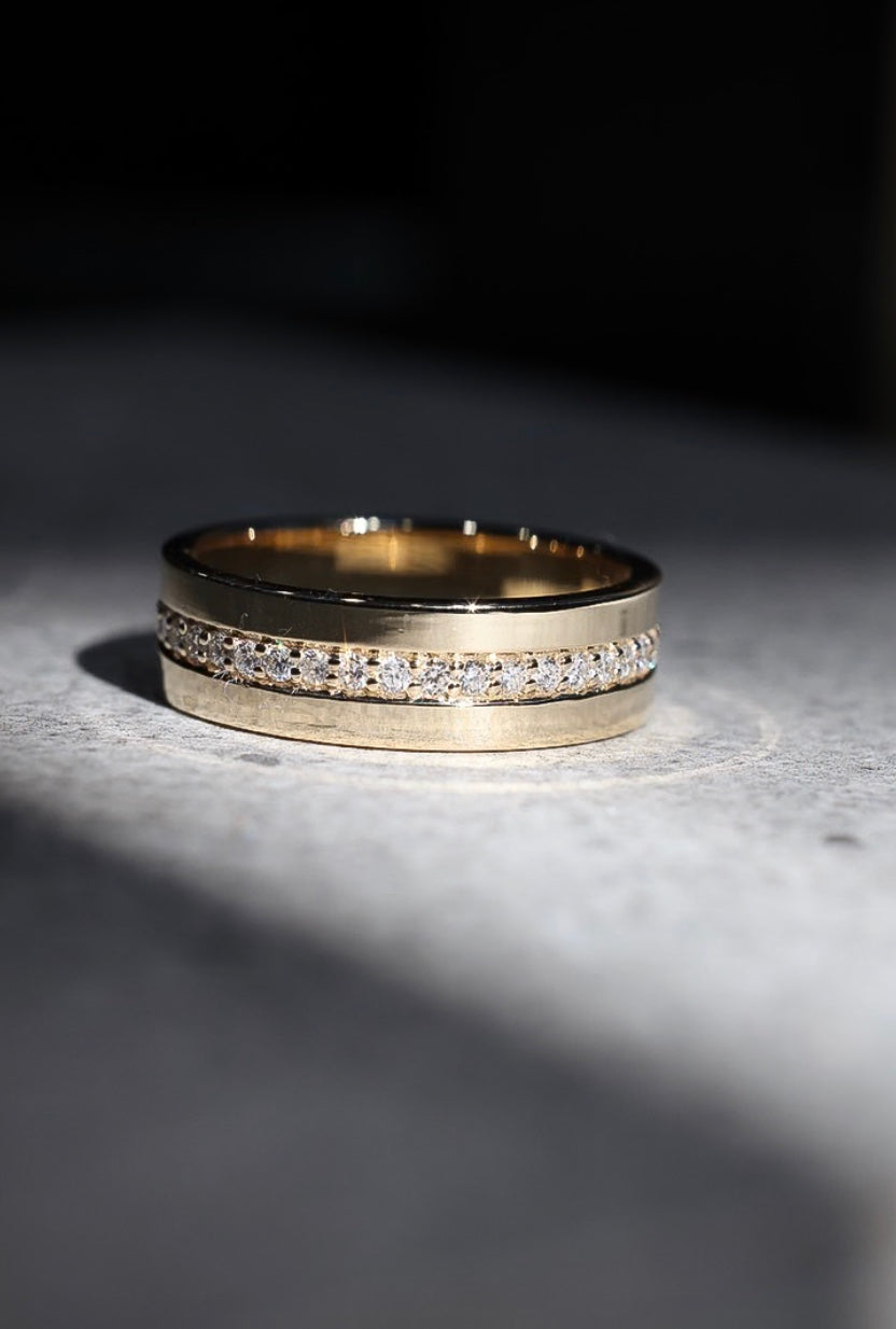 Slate 9ct yellow gold ring centre diamond set 